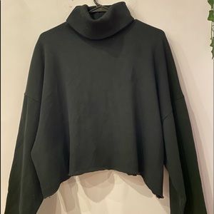 American Eagle Black Women’s Cropped Turtleneck. Wide sleeves. Size M. LIKE NEW